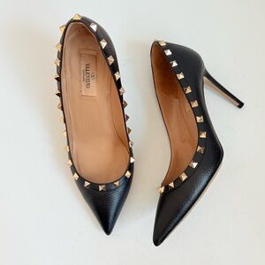 Valentino Garavani Black pebbled leather Rockstud pointed toe pumps EU 39
